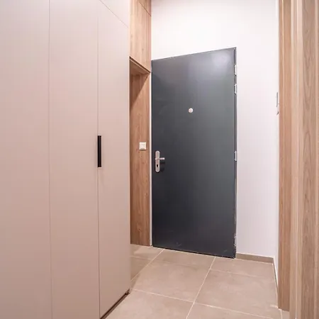 Patronka - Stylish With A Divided Sleeping Area Apartamento