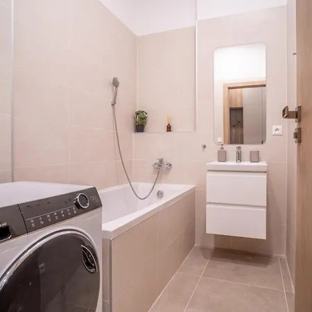 Апартаменти Patronka - Stylish With A Divided Sleeping Area Братислава